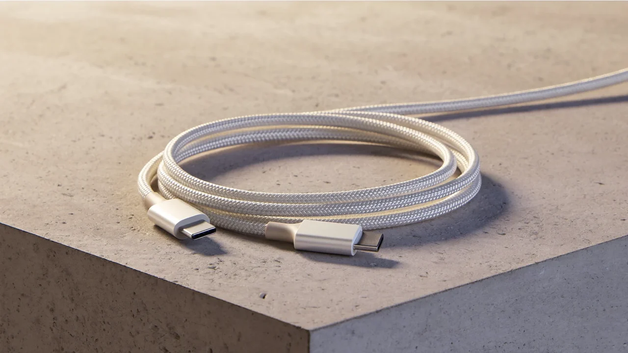 Cablu USB-C împletit, înfășurat în spirală pe o suprafață din beton